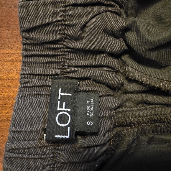 Women’s dark green Loft high-waisted shorts, size small. Stylish and comfy with - Picture 2 of 4